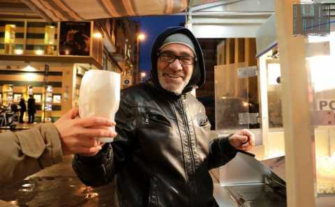 La storia di Nicola: con il suo treruote da trent'anni vende per Bari gelati e popcorn